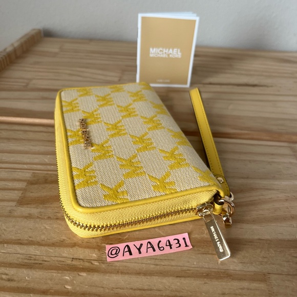 Michael Kors Wallet🎈🎈 - Picture 1 of 7